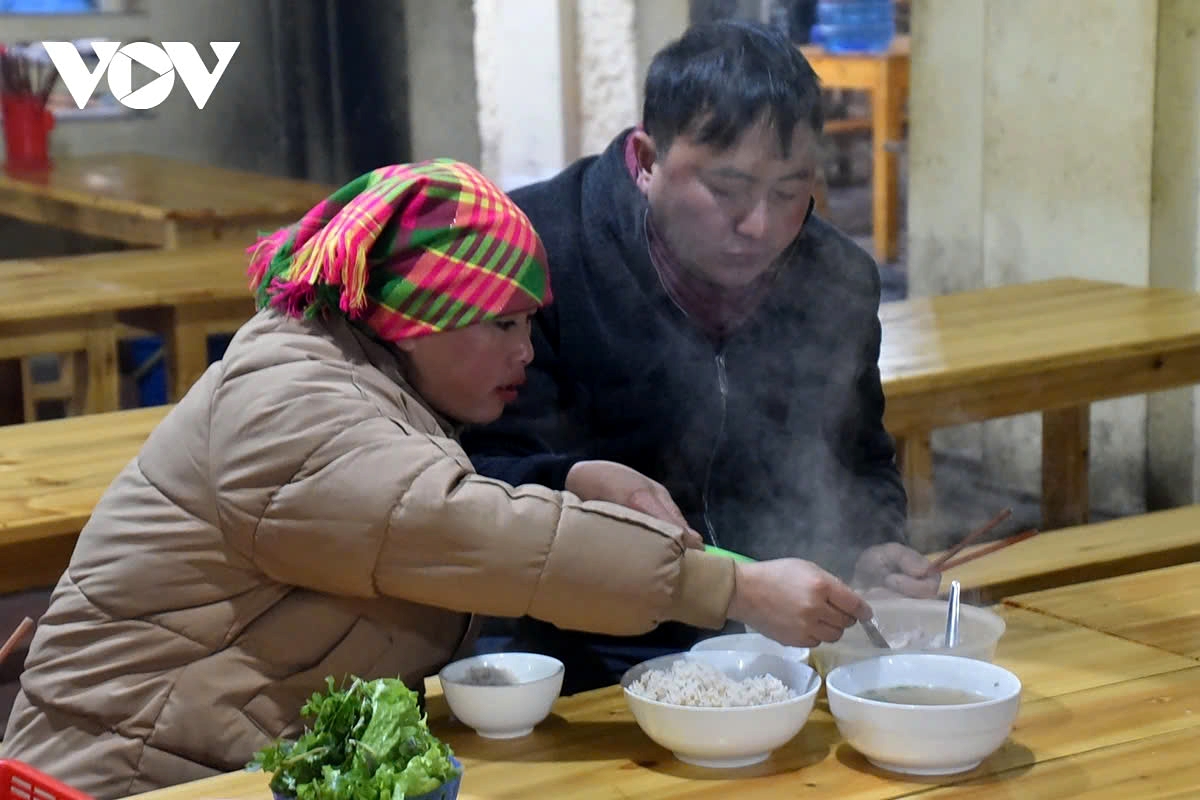 This H’mong couple enjoys a breakfast before heading to the market.