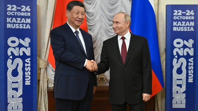 Chủ tịch Trung Quốc Tập Cận Bình gặp Tổng thống Nga Vladimir Putin  tại hội nghị thượng đỉnh BRICS lần thứ XVI ở Kazan. Ảnh: RT