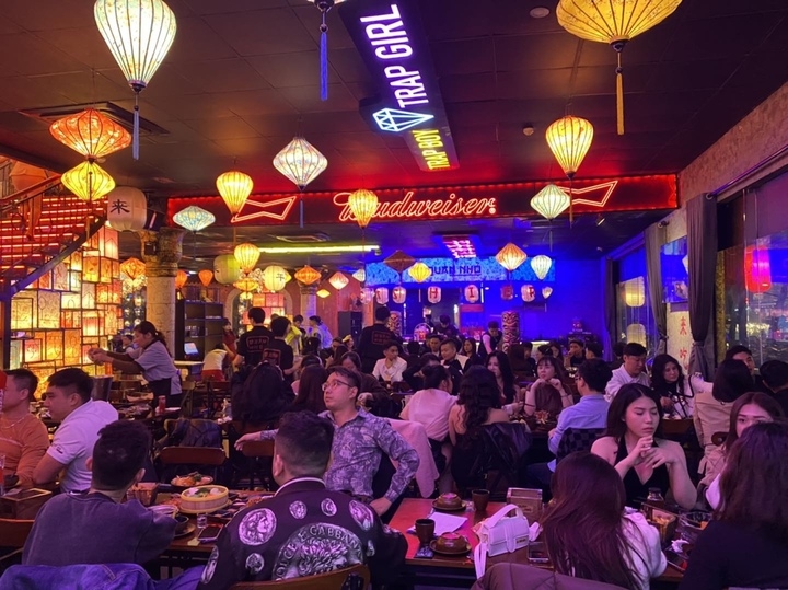 Đại diện chuỗi nhà hàng này cho biết: “Chúng tôi quá tải suốt hai tuần nay, hoạt động liên tục 24/24, chiều và tối thì phục vụ khách, đêm muộn thì dọn dẹp, sáng thì chuẩn bị sẵn đồ ăn cho khách đến vào buổi chiều và tối. Chính vì vậy, nhân viên phải chia ca, cứ tốp này nghỉ thì tốp khác hoạt động và hầu như không có giờ nào vắng hoàn toàn nhân viên”.
