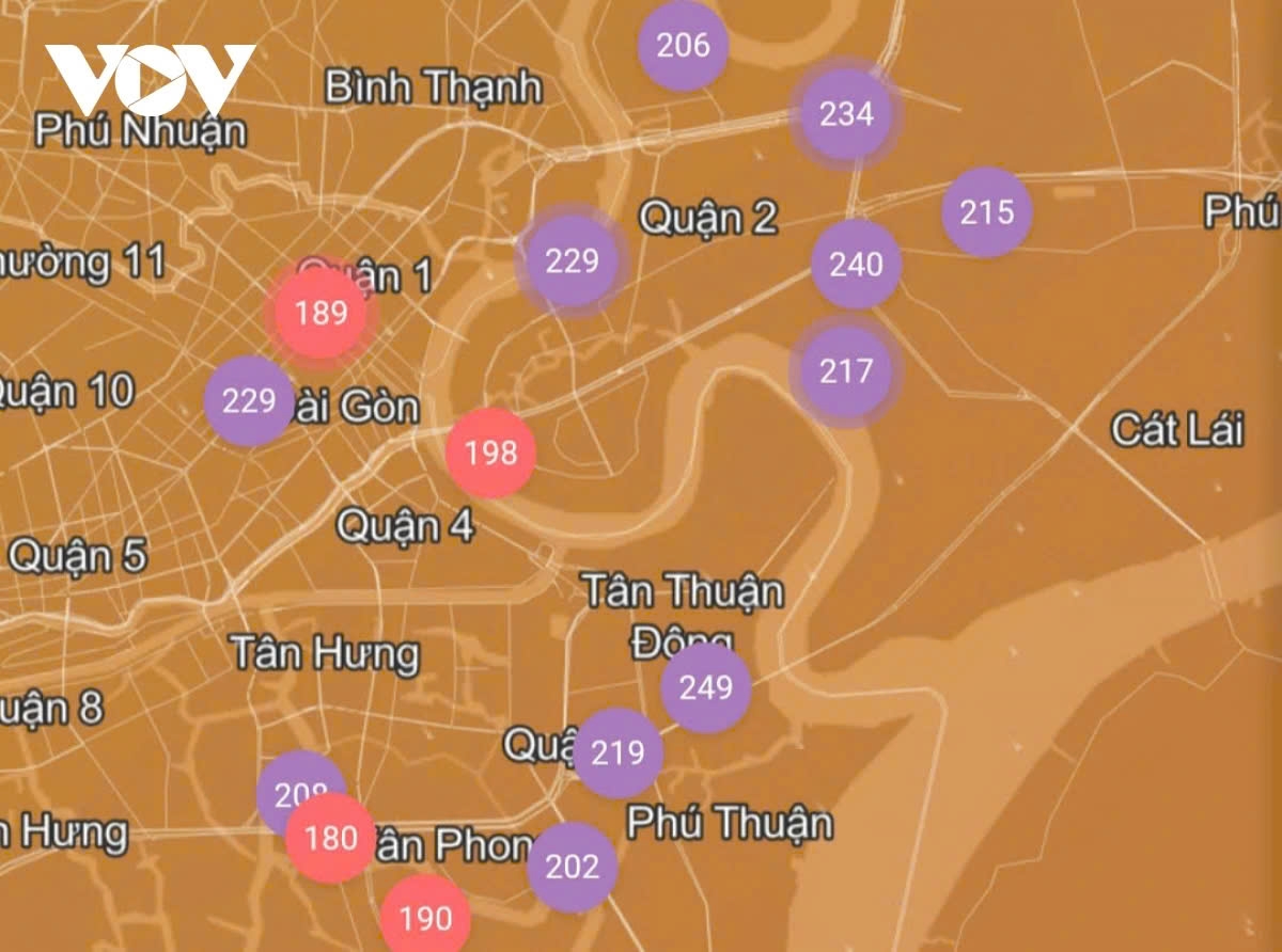 Monitoring data indicate that air pollution levels in many parts of the city have exceeded the “red” threshold and shifted into the “purple” category (AQI 201–300), signifying very poor air quality that could pose health risks to residents.