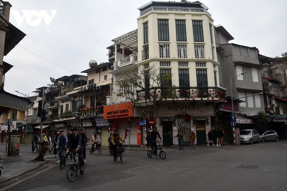 Many people prefer cycling and breathing in the fresh early morning air on the streets at the beginning of the year.