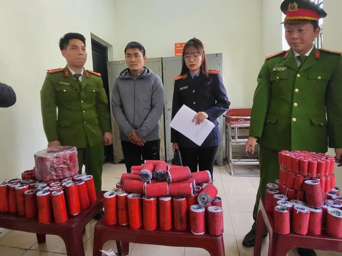 Tang vật thu giữ là những khối pháo to bất thường