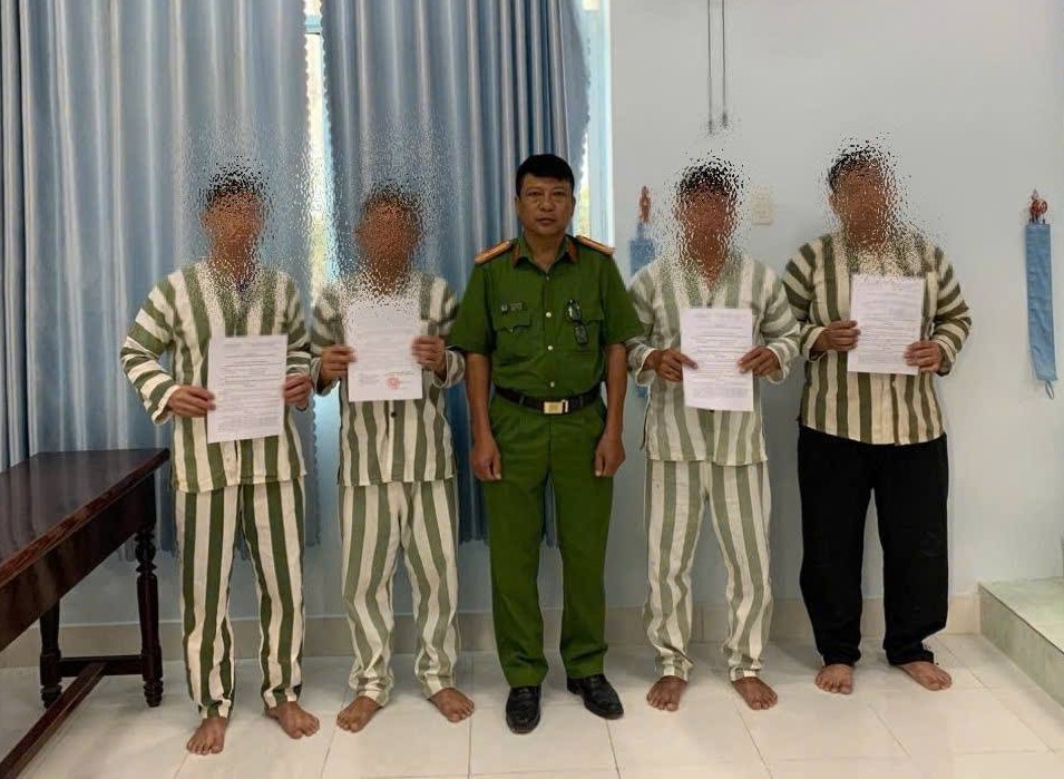 Công bố quyết định giảm thời hạn chấp hành án phạt tù. Ảnh: CANT