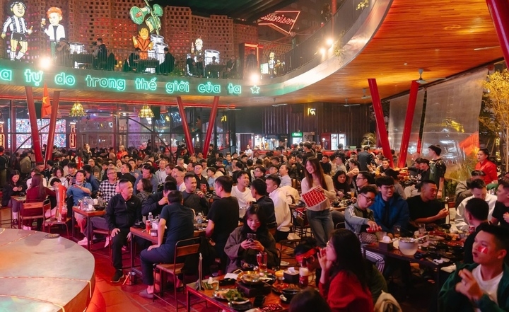 Quán nhậu Tự do (đường Phó Đức Chính, quận Ba Đình) kín khách trong những buổi tối cuối năm 2024 âm lịch.