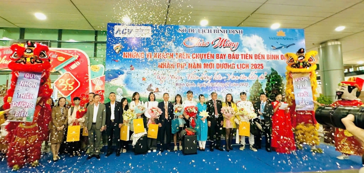 Tỉnh Bình Định chào đón những du khách đầu tiên trên chuyến bay của Vietnam Airlines từ TP. Hồ Chí Minh