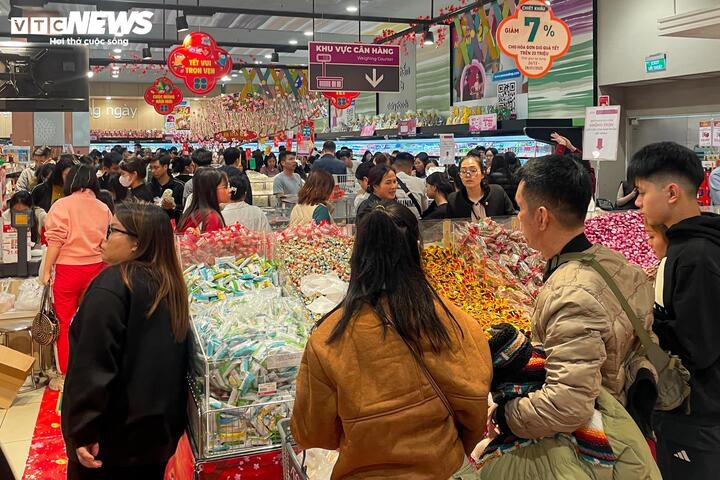 Tại siêu thị Aeon mall Hà Đông, lượng khách hàng cũng vô cùng đông đúc.