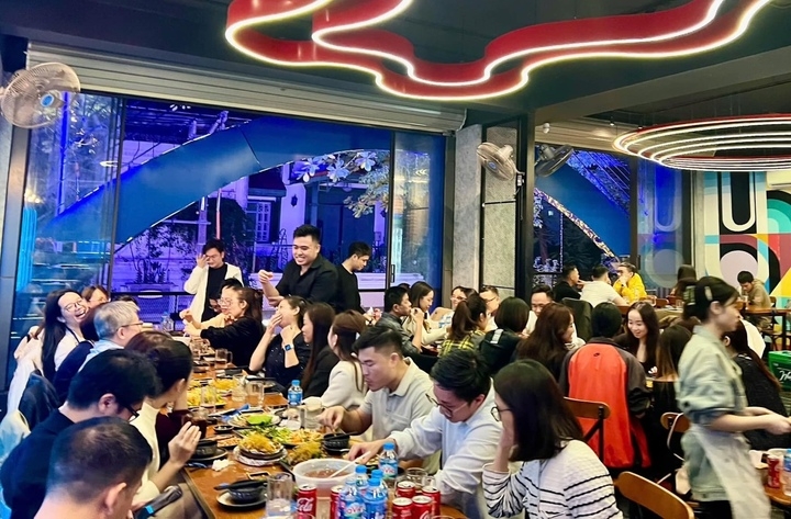 Quán nhậu Vô cực (Hàng Bún, quận Ba Đình).