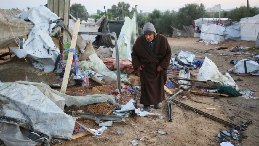 Một người đàn ông Palestine tại khu vực Al-Mawasi, phía Nam Gaza (Ảnh: Reuters)