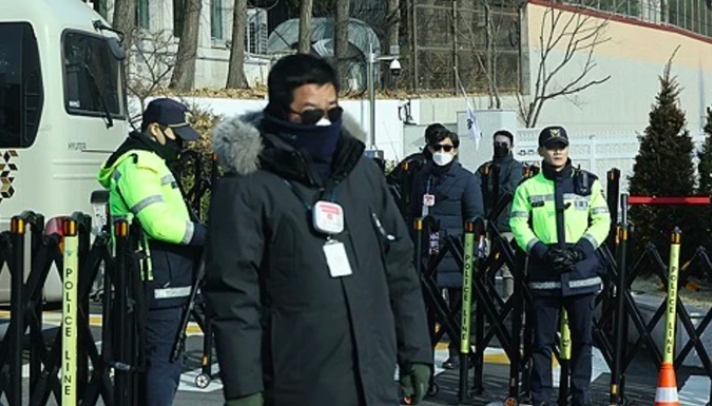 Cảnh sát bảo vệ dinh thự tổng thống ở Seoul (Ảnh: Yonhap)