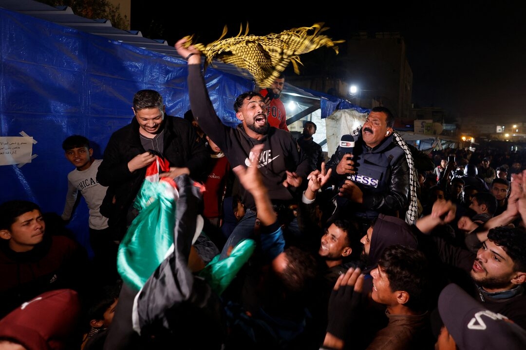 Người dân tại khu Khan Younis ở Gaza ăn mừng thỏa thuận ngừng bắn giữa Israel và Hamas (Ảnh: Reuters)
