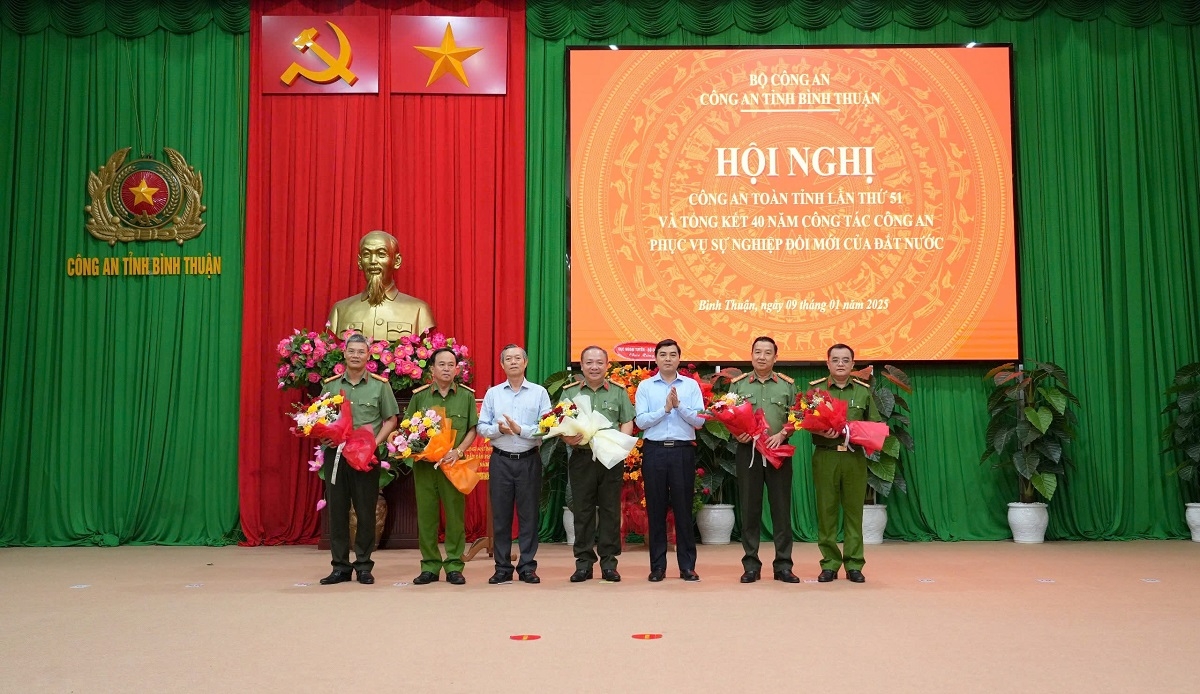 Ban giám đốc Công an tỉnh Bình Thuận nhận hoa chúc mừng từ lãnh đạo tỉnh. Ảnh: CABT 