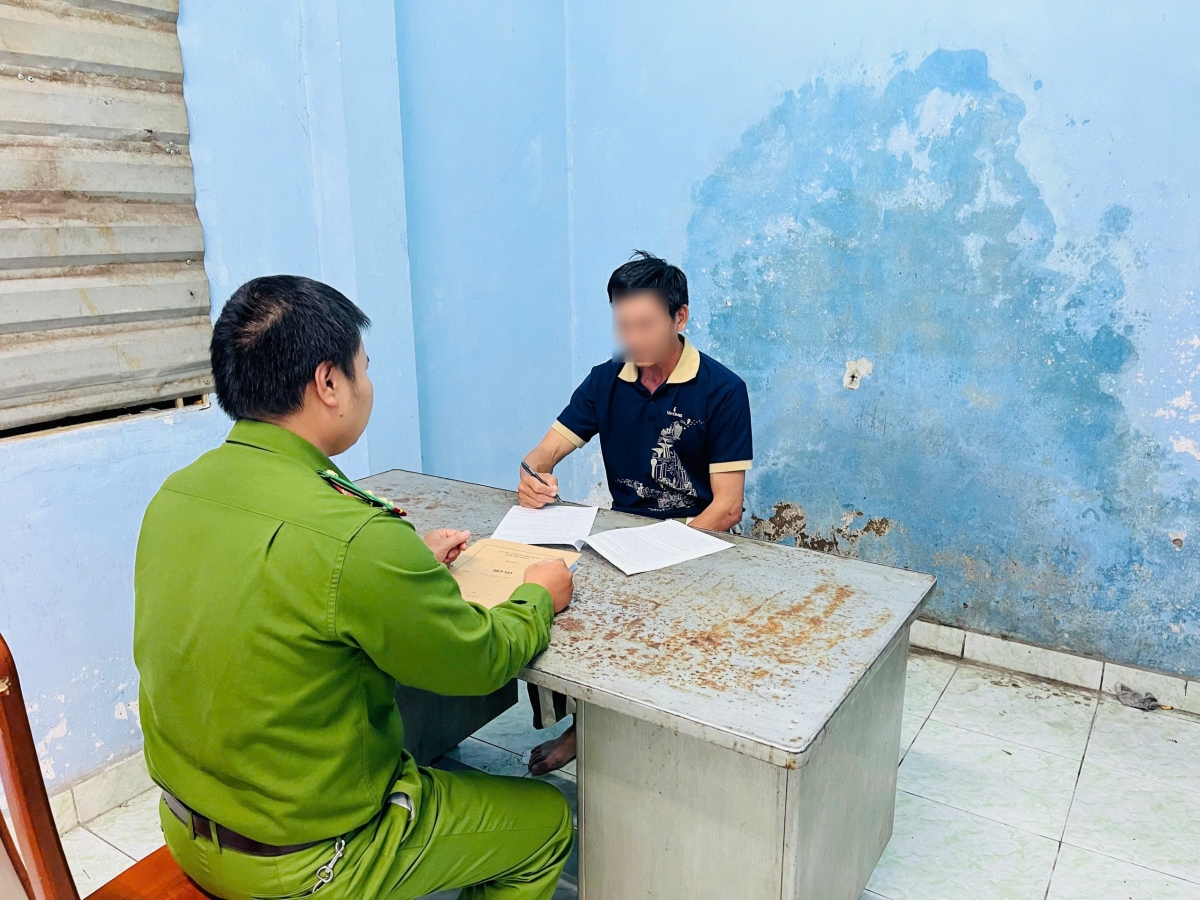 Công an TP Thủ Đức bắt khẩn cấp đối tượng chống người thi hành công vụ (Ảnh: Công an cung cấp)