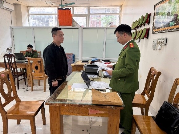 Cơ quan điều tra thi hành lệnh bắt đối với Lê Đức Kiên. (Ảnh Cơ quan CA cung cấp)