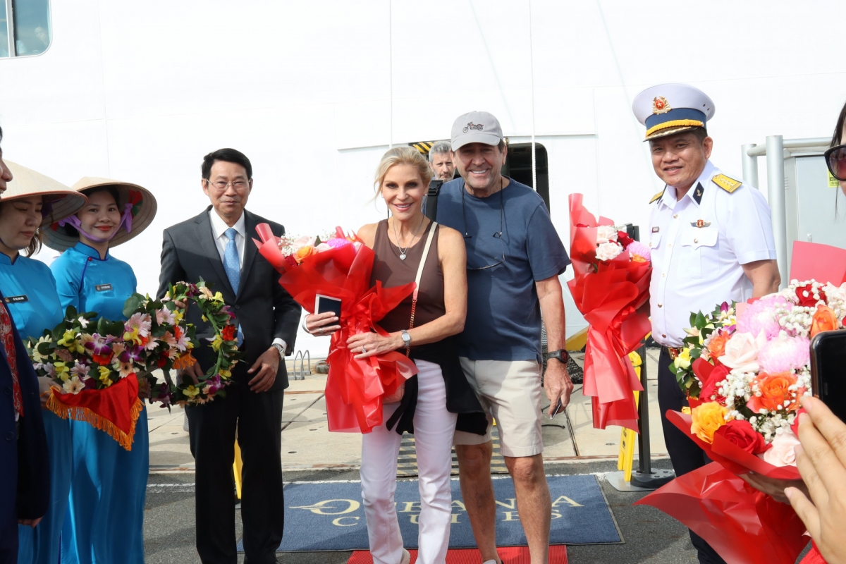 Foreign tourists aboard Oceania Riviera receive warm welcome at Cam Ranh International Port. (Photo: baokhanhhoa.vn)