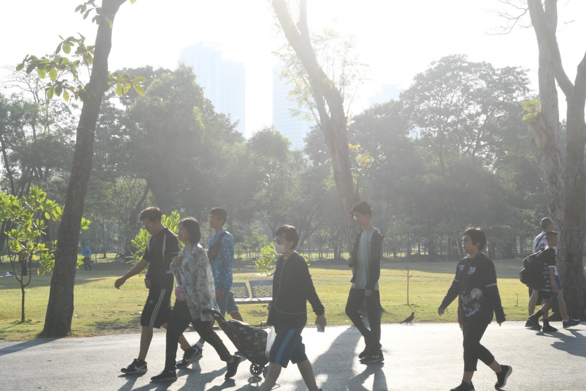 Người dân thủ đô Bangkok đi bộ ở công viên hôm 19/1. Nguồn Khaosod