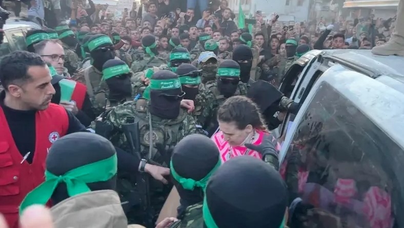 Hamas trao trả 3 nữ con tin đầu tiên. Ảnh: Reuters