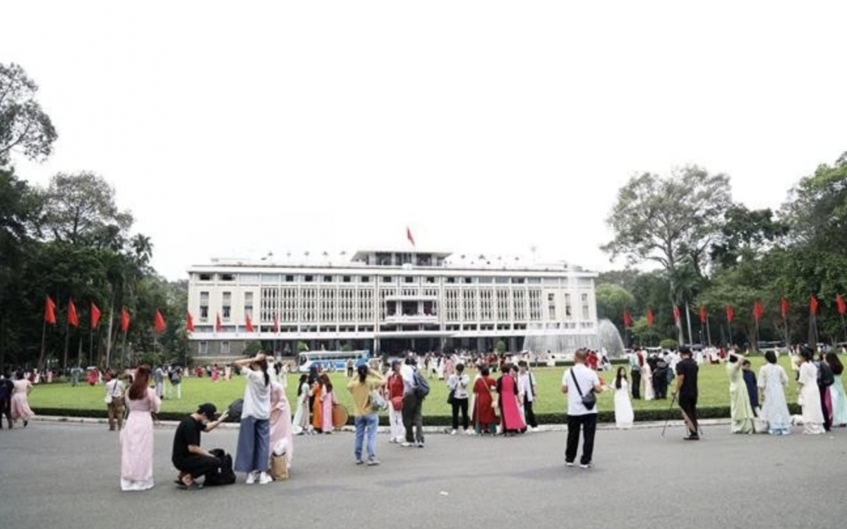 People visit Independence Palace in Ho Chi Minh City on January 1. (Photo: VNA)
