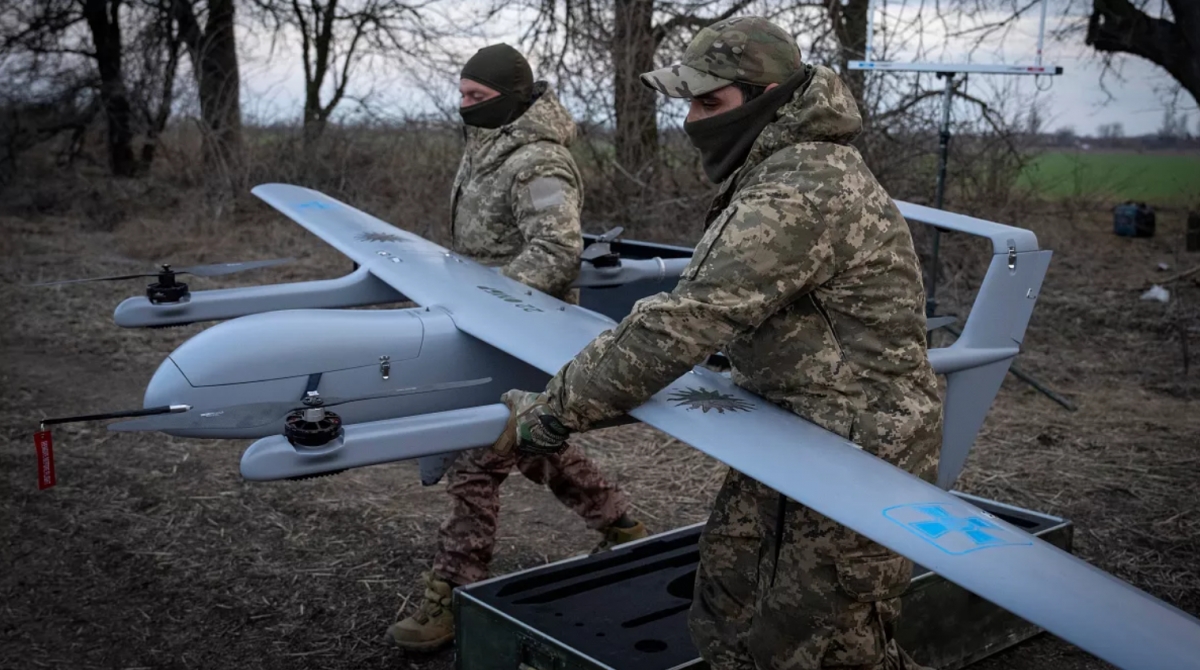 Những người lính Ukraine điều khiển UAV. Ảnh: Euronews