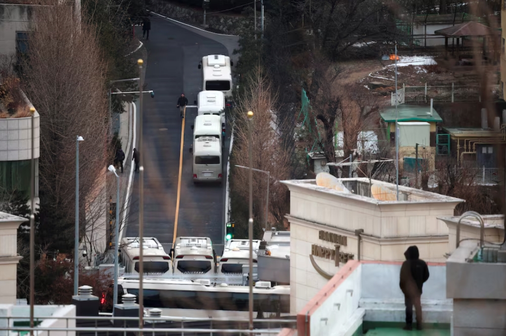 Lối vào dinh thực Tổng thống Yoon Suk Yeol. Ảnh: Reuters