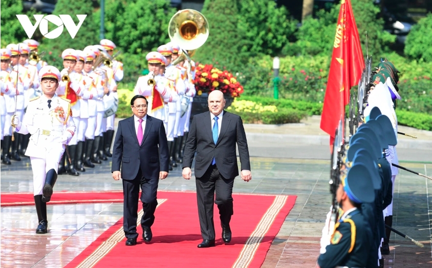 Thủ tướng Phạm Minh Chính và Thủ tướng Nga Mikhail Vladimirovich Mishustin duyệt đội Danh dự Quân đội nhân dân Việt Nam