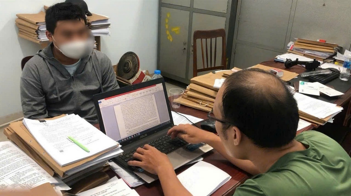 N.T.TR tại cơ quan công an. Ảnh: CANT