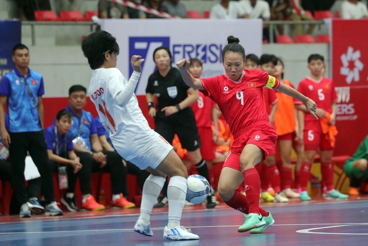 Fighting for the ball between a Vietnamese player (in red jersey) and a Myanmar player. (Photo: MFF)