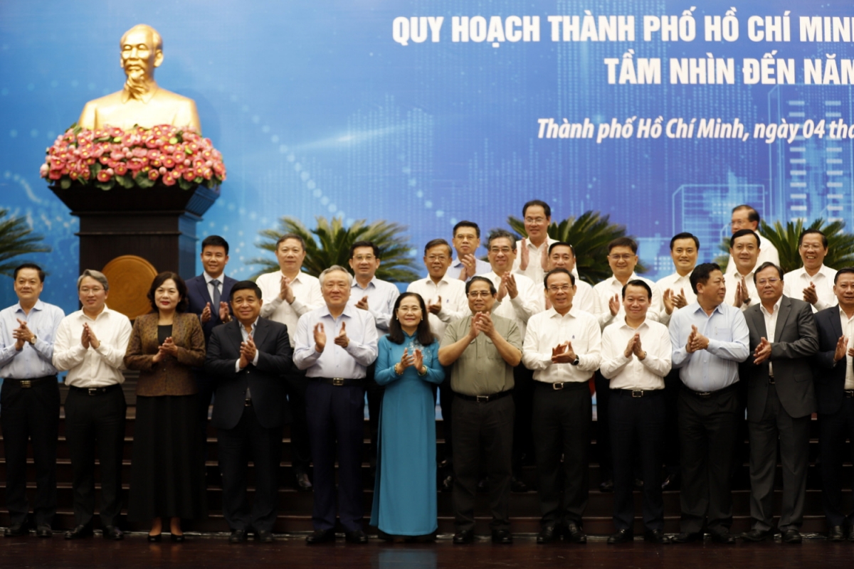 Thủ tướng Chính phủ Phạm Minh Chính chụp hình cùng các đại biểu