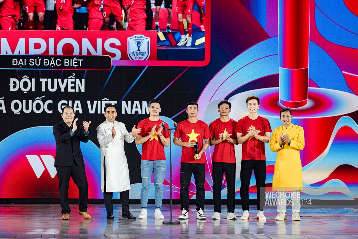 WeChoice Awards vinh danh Đại sứ thứ 6 - Đội tuyển bóng đá quốc gia Việt Nam, những chiến binh sao vàng vừa giành chức vô địch AFF Cup 2024. Các cầu thủ đại diện cho đội tuyển có mặt tại đêm Gala bao gồm: Thủ môn Nguyễn Đình Triệu, trung vệ Bùi Tiến Dũng, hậu vệ Hồ Tấn Tài, tiền vệ Hoàng Đức.