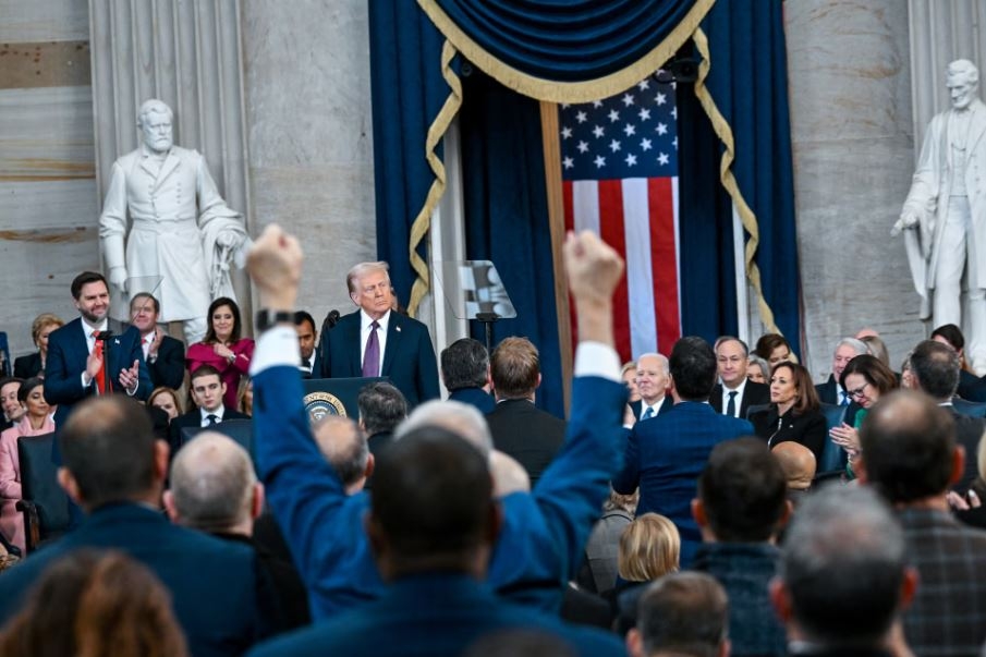 Trong bài phát biểu của mình, Tổng thống Trump cũng thông báo ông sẽ ký một loạt sắc lệnh hành pháp nhằm thay đổi chính sách của Mỹ trong một số lĩnh vực.