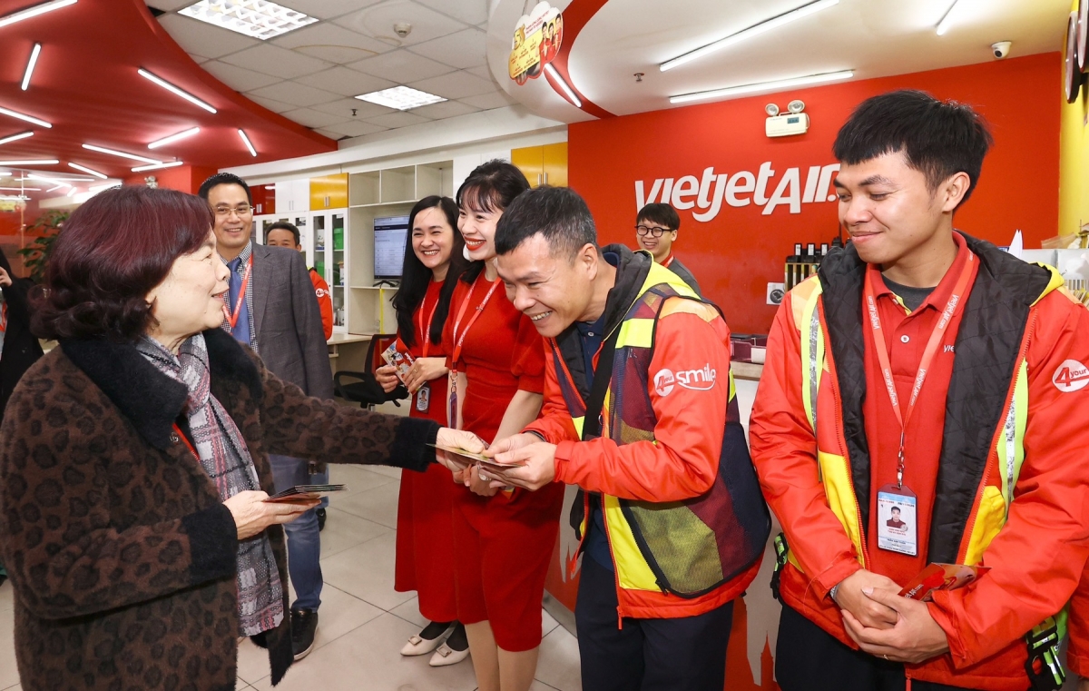 Ngày Mùng 1 Tết Ất Tỵ, những chuyến bay Vietjet chở đầy không khí tươi mới, rộn ràng, chào đón hành khách xuất hành với hy vọng vào một năm an khang thịnh vượng. Những ánh mắt lấp lánh hy vọng, những cái ôm sum vầy đoàn tụ, niềm hạnh phúc ngập tràn trên gương mặt của mỗi hành khách, tất cả tạo nên một bầu không khí hân hoan ngày đầu năm.