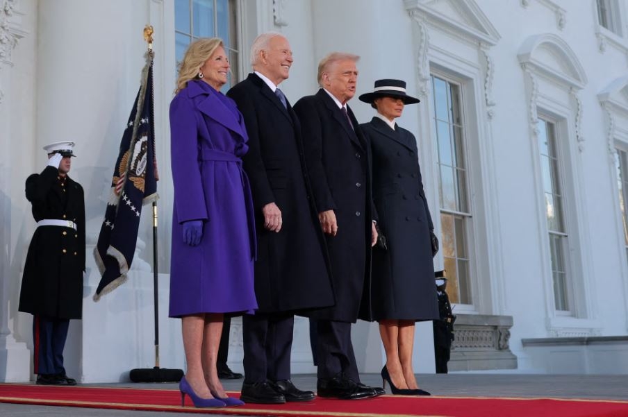 Ông Trump và phu nhân Melania Trump chụp ảnh cùng ông Joe Biden và Đệ nhất phu nhân Jill Biden trong ngày lễ nhậm chức.