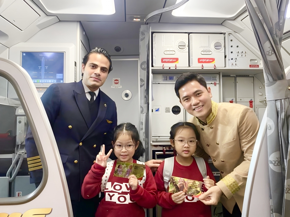 Hàng ngàn cán bộ, nhân viên, phi công, tiếp viên hàng không Vietjet đã làm việc xuyên Tết, nỗ lực hết mình để mang đến cho hành khách những chuyến bay đoàn tụ, yêu thương, những chuyến bay xuất hành may mắn trong dịp Tết Ất Tỵ 2025.