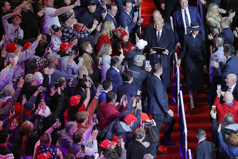 Tổng thống Donald Trump và Đệ nhất phu nhân Melania Trump đến nhà thi đấu Capital One vào ngày lễ nhậm chức nhiệm kỳ thứ hai của ông Trump ngày 20/1.