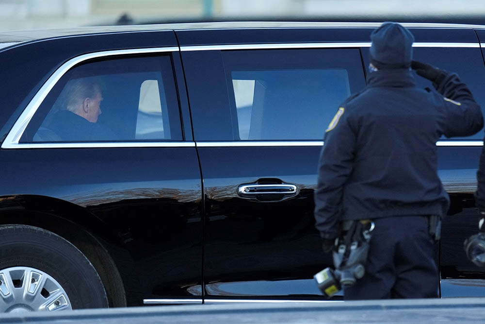 Tổng thống Donald Trump rời Điện Capitol ở Washington DC sau khi tuyên thệ nhậm chức ngày 20/1.