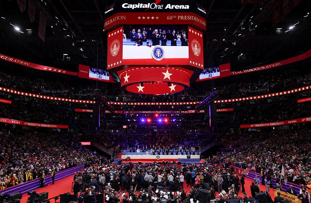 Tổng thống Donald Trump, Phó Tổng thống J.D. Vance và Đệ nhất phu nhân Melania Trump trên màn hình khi tham dự cuộc mít tinh vào ngày lễ nhậm chức trong nhiệm kỳ tổng thống thứ hai của ông.