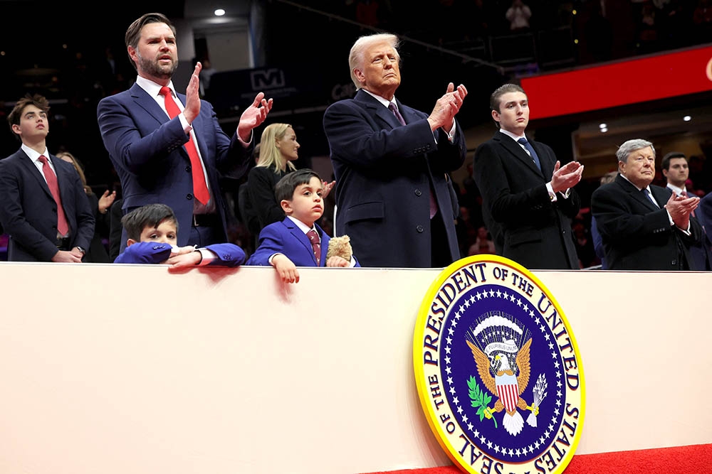 Trong bài phát biểu của mình, ông Trump cũng tuyên bố sẽ xây dựng một quân đội mạnh nhất thế giới qua đó giúp chấm dứt các cuộc chiến mà Mỹ sẽ không tham gia. Theo ông Trump, Mỹ sẽ đặt tên lại Vịnh Mexico thành Vịnh Hoa Kỳ và lấy lại quyền kiểm soát Kênh đào Panama.