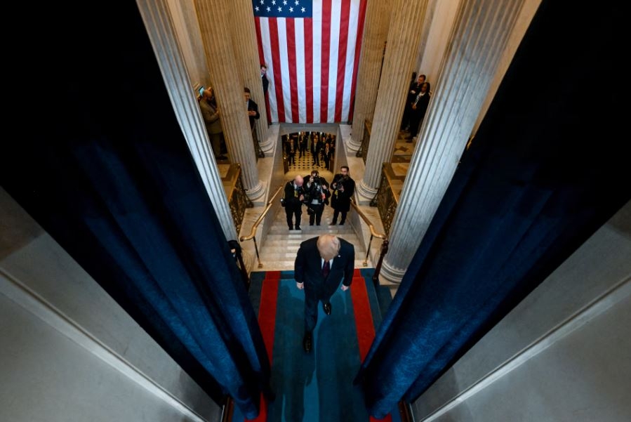 Ông Donald Trump bước lên bục nhậm chức Tổng thống thứ 47 của Mỹ bên trong Vòm điện Capitol. Khác với những năm trước, lễ nhậm chức của ông Trump không diễn ra ngoài trời mà được di dời vào bên trong tòa nhà Quốc hội do thời tiết giá rét. Đây là lễ nhậm chức được tổ chức trong nhà lần đầu tiên sau bốn thập kỷ do không khí lạnh đang bao trùm phần lớn nước Mỹ.