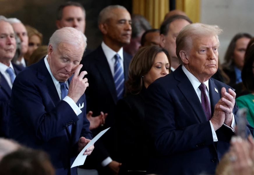 Tổng thống sắp mãn nhiệm Joe Biden và ông Donald Trump tại lễ nhậm chức tổng thống ở Vòm điện Capitol.