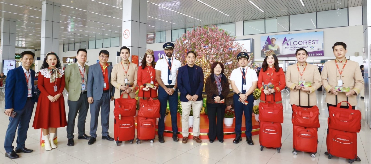 Tại Hà Nội và TP. Hồ Chí Minh, Phó Chủ tịch HĐQT Vietjet Nguyễn Thanh Hà, Phó Chủ tịch HĐQT Vietjet Nguyễn Anh Tuấn và Phó Tổng giám đốc Michael Hickey đã có mặt tại sân bay Nội Bài và Tân Sơn Nhất, cùng phi hành đoàn chào đón hành khách với những nụ cười rạng rỡ, những lời chúc mừng năm mới và tặng quà may mắn cho hành khách trên những chuyến bay đầu tiên của năm mới Ất Tỵ.