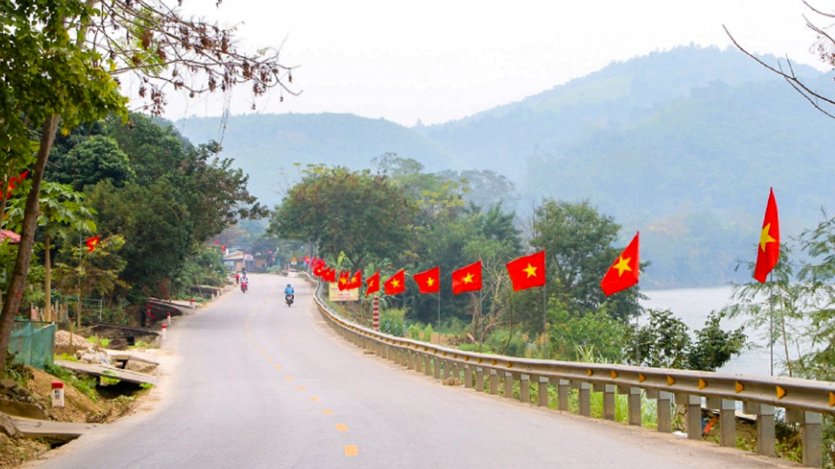 Cở đỏ sao vàng tung bay phấp phới trên Quốc lộ 7A qua Nghệ An. (Ảnh CTV)
