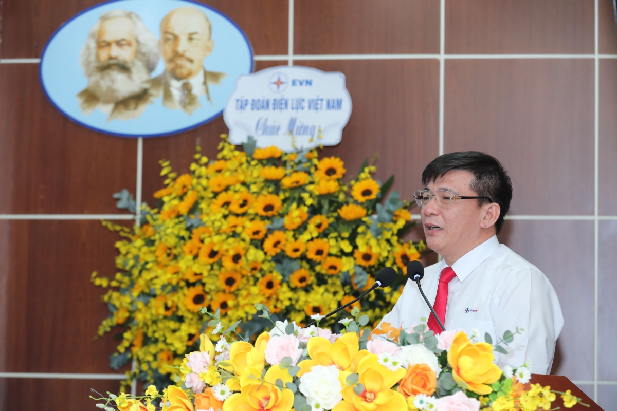 Bí thư Đảng ủy, Chủ tịch HĐTV EVNSPC Lê Văn Trang tiếp thu chỉ đạo của lãnh đạo EVN