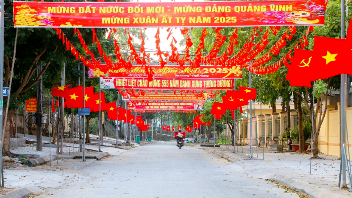 Cờ Đảng, cờ Tổ quốc, băng rôn rực đỏ trên các tuyến đường thị trấn Thạch Giám, huyện Tương Dương (Nghệ An).
