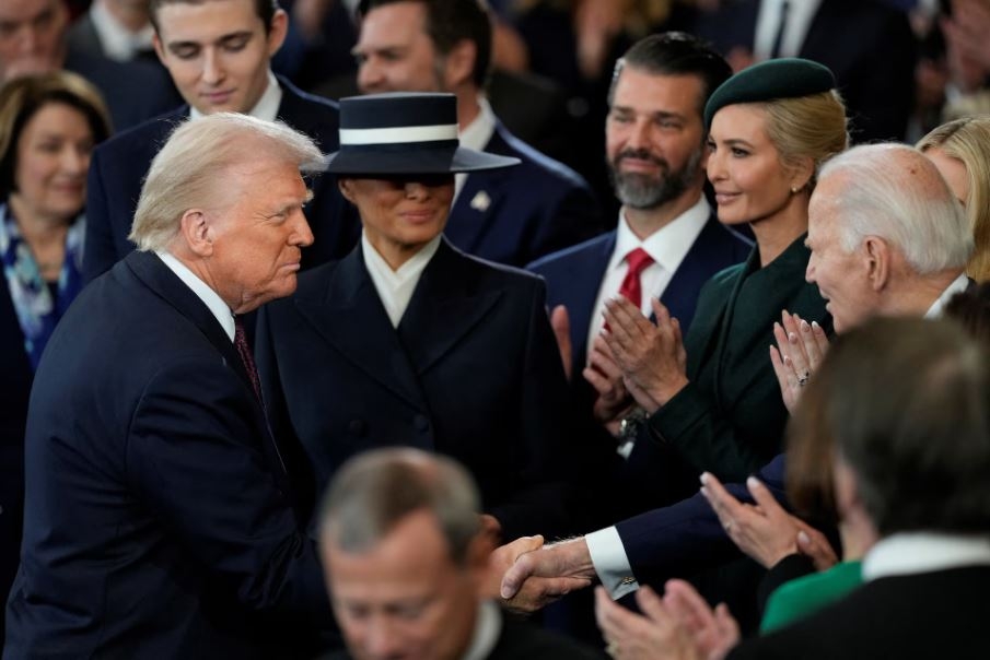 Ông Donald Trump bắt tay với ông Joe Biden tại địa điểm tổ chức lễ nhậm chức tổng thống. Tổng thống mãn nhiệm Joe Biden, Phó Tổng thống mãn nhiệm Kamala Harris, các cựu Tổng thống Barack Obama, George W. Bush và Bill Clinton, các thành viên Đảng Cộng hòa và Dân chủ của Quốc hội, các quan chức nước ngoài, tỉ phú Elon Musk, Mark Zuckerberg và Jeff Bezos - ba trong số những người giàu nhất thế giới đều tham dự lễ nhậm chức của ông Trump.