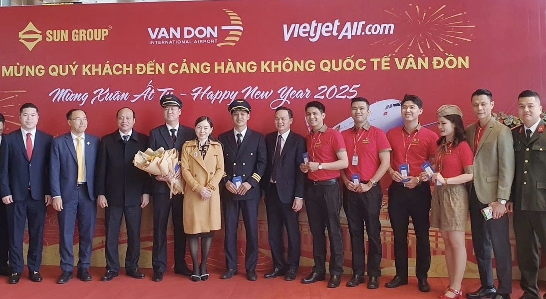 Tại Vân Đồn, Quảnh Ninh sáng nay cũng đón chào những vị khách đầu tiên trên chuyến bay Vietjet đến "xông đất" năm Ất Tỵ, hứa hẹn một năm mới tốt đẹp cho ngành hàng không, du lịch.