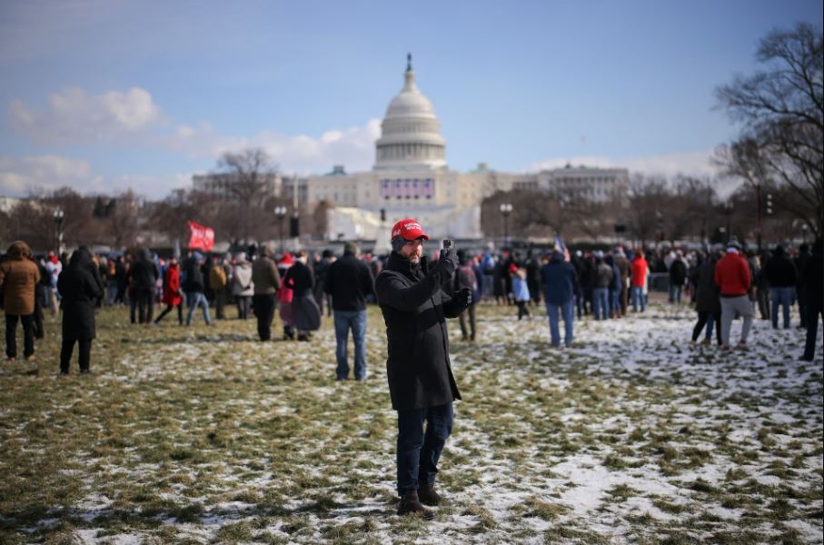 Một người dân Mỹ đội chiếc mũ "Làm cho nước Mỹ vĩ đại trở lại (MAGA)" trong ngày nhậm chức nhiệm kỳ thứ hai của ông Donald Trump gần tòa nhà của Điện Capitol.