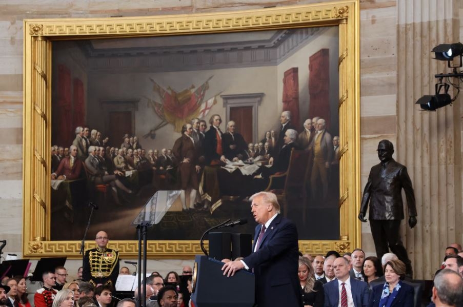 Ông Donald Trump đọc bài phát biểu nhậm chức. Trong bài diễn văn nhậm chức dài khoảng 30 phút của mình, Tổng thống Mỹ Donald Trump đã đưa ra nhiều thông điệp tích cực. Theo đó, ông cam kết sẽ mang lại di sản của một "người kiến ​​tạo hòa bình và thống nhất" trong khi xây dựng một nền quốc phòng mạnh nhất của nước Mỹ từ ​​trước đến nay.