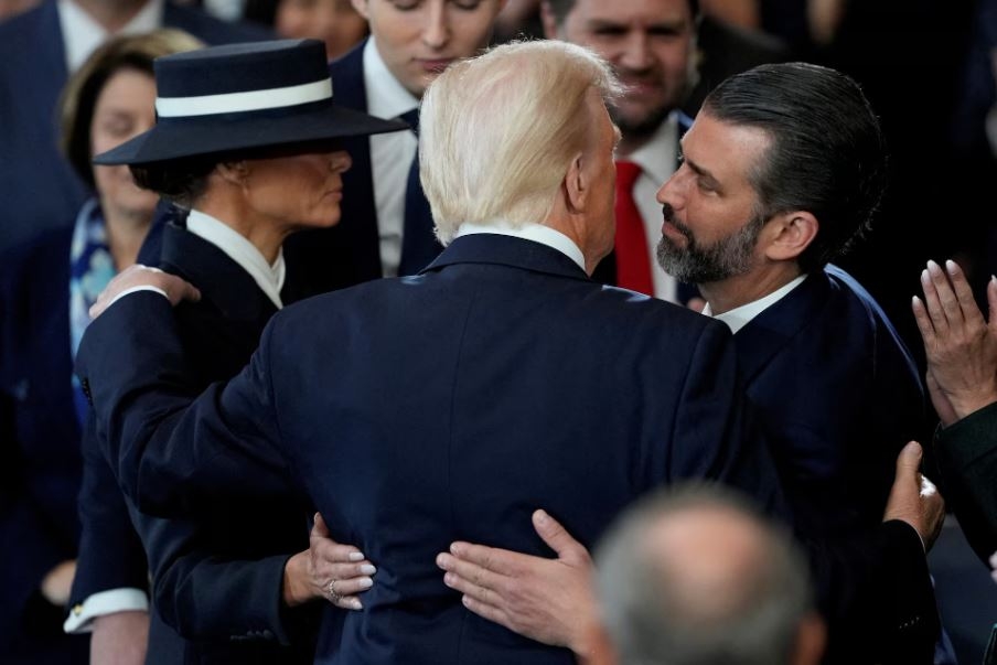 Ông Donald Trump được con trai Donald Trump Jr và Đệ nhất phu nhân Melania Trump chúc mừng tại Vòm điện Capitol.