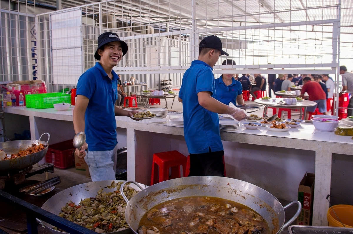 Niềm vui là mỗi ngày nấu những món ăn ngon, đủ chất cho anh em có sức khoẻ làm đường, làm giàu cho quê hương.