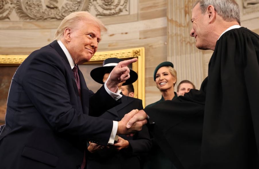 Ông Donald Trump và Chánh án Tòa án Tối cao MỹJohn Roberts sau khi ông Trump tuyên thệ nhậm chức. Buổi lễ tuyên thệ của ông Trump do ông John Roberts điều hành.