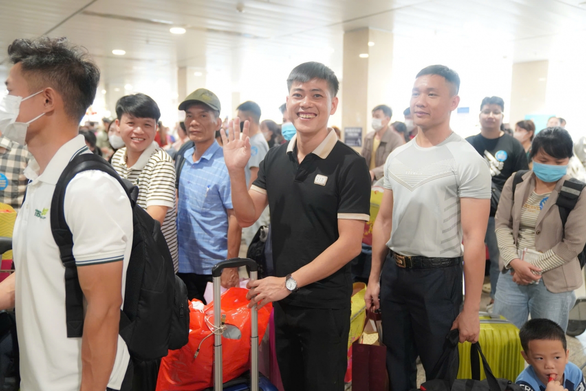 Các chuyến bay khởi hành ngày 25/1 mang số hiệu VN7082 từ TP.HCM về Vinh và VN7220 từ TP.HCM về Hà Nội.